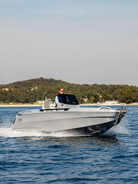 Hydra 530 navegando cerca de la costa